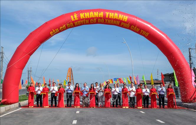 Các đại biểu cắt băng khánh thành cầu Cờ Đỏ. Ảnh: Thanh Liêm - TTXVN