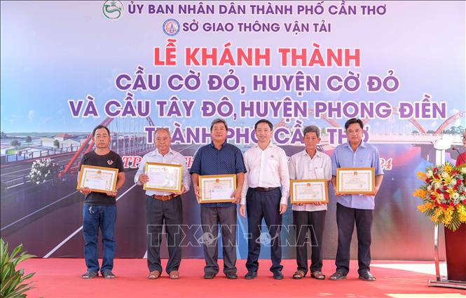 Giám đốc Sở Giao thông Vận tải TP Cần Thơ Lê Tiến Dũng trao Giấy khen cho các hộ dân có thành tích xuất sắc trong công tác xây dựng cầu Tây Đô và cầu Cờ Đỏ. Ảnh: Thanh Liêm - TTXVN