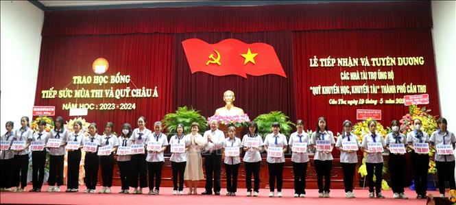 Đại diện Hội Khuyến học thành phố Cần Thơ trao học bổng Quỹ Châu Á cho nữ sinh Trung học phổ thông trên địa bàn thành phố Cần Thơ. Ảnh: Thu Hiền - TTXVN