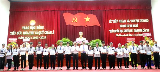 Đại diện Hội Khuyến học thành phố Cần Thơ trao học bổng 