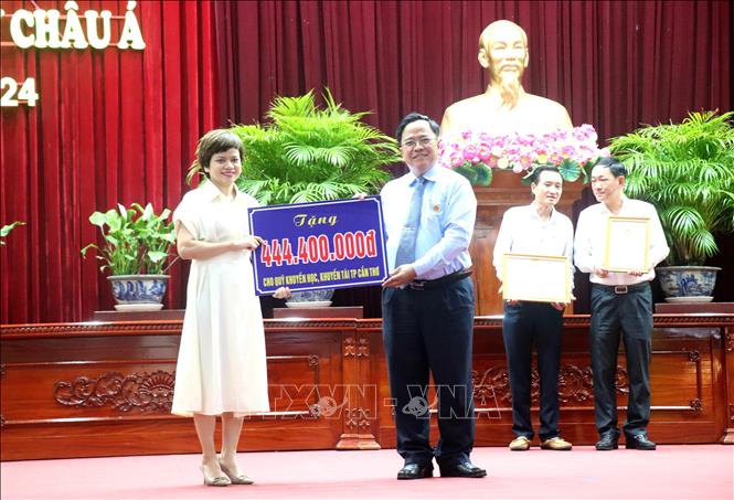 Đại diện doanh nghiệp trao bảng hỗ trợ Quỹ khuyến học khuyến tài thành phố Cần Thơ. Ảnh: Thu Hiền - TTXVN