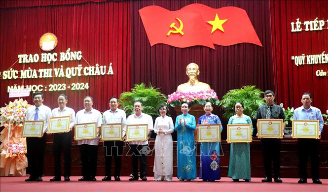 Trung ương Hội Khuyến học Việt Nam tặng bằng khen cho các tập thể, cá nhân có nhiều đóng góp cho công tác khuyến học, khuyến tài. Ảnh: Thu Hiền - TTXVN