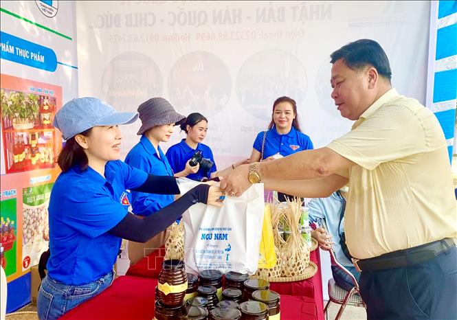 Các gian hàng trưng bày sản phẩm tiêu biểu của thanh niên khởi nghiệp trên địa bàn tỉnh Quảng Bình thu hút sự quan tâm của người dân, các đơn vị, doanh nghiệp... Ảnh: Võ Dung - TTXVN