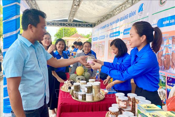 Cán bộ đoàn viên giới thiệu sản phẩm tiêu biểu của thanh niên khởi nghiệp trên địa bàn tỉnh Quảng Bình đến với người dân và các đơn vị, doanh nghiệp... Ảnh: Võ Dung - TTXVN