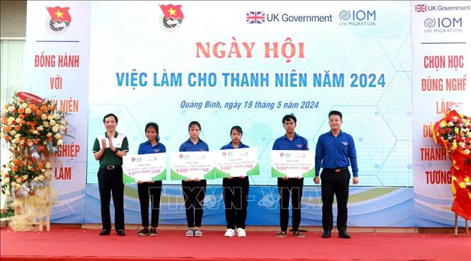 Ban Thường vụ Tỉnh đoàn Quảng Bình và Ngân hàng Vietcombank chi nhánh Quảng Bình trao tặng các suất học bổng (5 triệu đồng/suất) cho các học sinh nghèo vượt khó học giỏi. Ảnh: Võ Dung - TTXVN