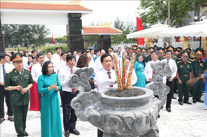 Lãnh đạo tỉnh Hải Dương cùng các sở, ngành, đoàn thể dâng hương kỷ niệm 134 năm Ngày sinh Chủ tịch Hồ Chí Minh tại Nhà tưởng niệm Chủ tịch Hồ Chí Minh tại thôn Vũ Thượng, phường Ái Quốc, thành phố Hải Dương. Ảnh: Mạnh Tú - TTXVN