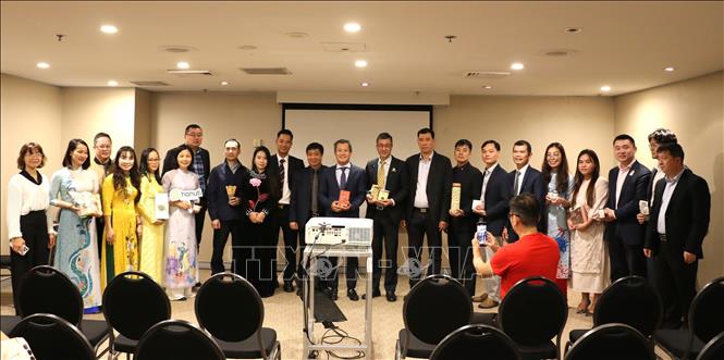 Đoàn xúc tiến của thành phố Hà Nội chụp ảnh cùng các quan khách. Ảnh: Văn Linh - PV TTXVN tại Sydney, Australia.