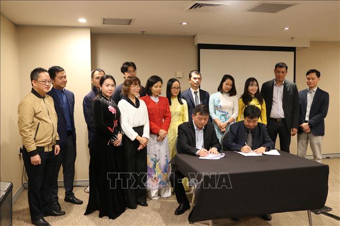Ký kết bản ghi nhớ giữa đoàn xúc tiến thương mại thành phố Hà Nội với các doanh nghiệp Australia. Ảnh: Văn Linh - PV TTXVN tại Sydney, Australia. 