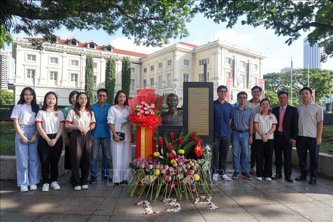 Ban Liên lạc Cộng đồng người Việt và Hội Thanh niên Sinh viên Việt Nam tại Singapore chụp ảnh lưu niệm tại Tượng đài Bác Hồ ở Singapore. Ảnh: Lê Dương-P/v TTXVN tại Singapore