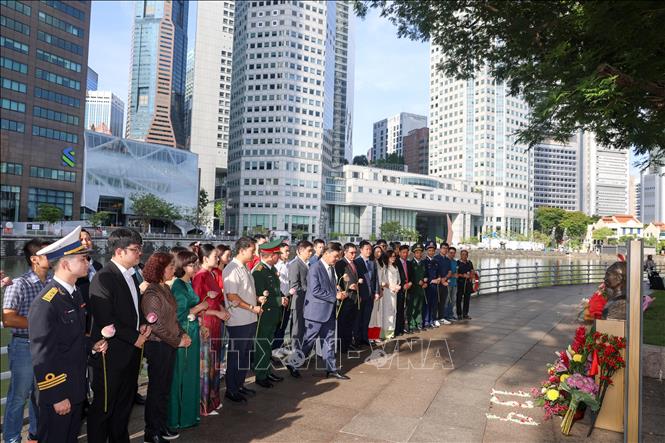 Những bông hoa kính dâng lên Người bày tỏ lòng biết ơn vô hạn với Bác Hồ kính yêu. Ảnh: Lê Dương-P/v TTXVN tại Singapore