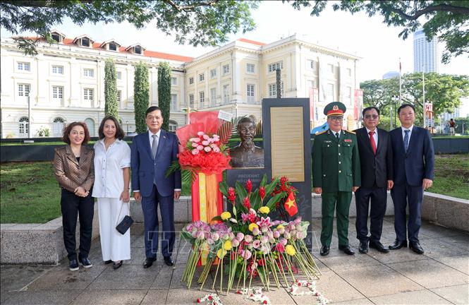 Đại sứ Mai Phước Dũng cùng Trưởng các cơ quan đại diện và Ban Liên lạc người Việt Nam tại Singapore chụp ảnh lưu niệm bên Tượng đài Bác Hồ. Ảnh: Lê Dương-P/v TTXVN tại Singapore