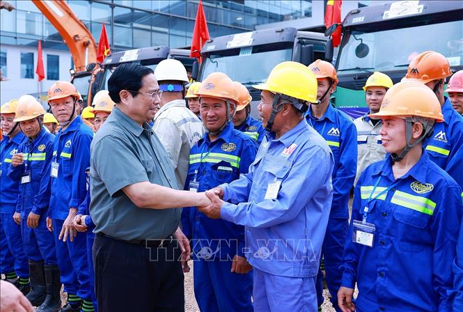 Thủ tướng Phạm Minh Chính với công nhân thi công dự án. Ảnh: Dương Giang-TTXVN
