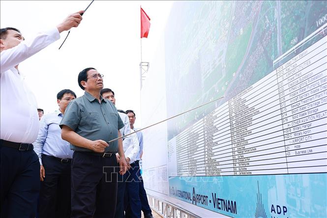 Thủ tướng Phạm Minh Chính xem báo cáo Dự án mở rộng Nhà ga hành khách T2, Cảng Hàng không quốc tế Nội Bài. Ảnh: Dương Giang-TTXVN
