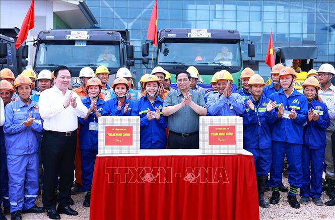 Thủ tướng Phạm Minh Chính tặng quà động viên kỹ sư, công nhân thi công dự án. Ảnh: Dương Giang-TTXVN