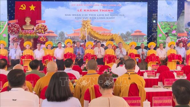 Nguyên Chủ tịch nước Trương Tấn Sang, nguyên Phó Thủ tướng thường trực Chính phủ Trương Hòa Bình và lãnh đạo UBND tỉnh Long An cắt băng khánh thành giai đoạn II Di tích lịch sử Quốc gia đồn Long Khốt. Ảnh: Thanh Bình-TTXVN