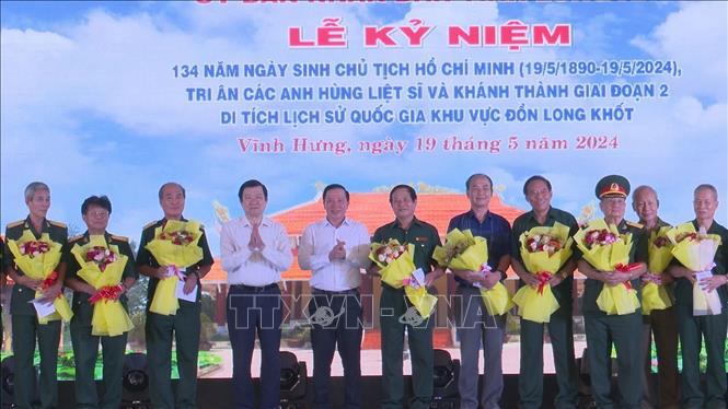 Nguyên Chủ tịch nước Trương Tấn Sang và Chủ tịch UBND tỉnh Long An Nguyễn Văn Út tặng hoa các cựu chiến binh Trung đoàn 174 . Ảnh: Thanh Bình-TTXVN