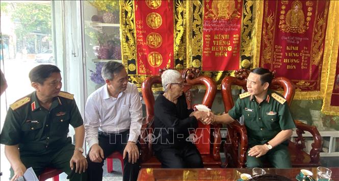 Đại tướng Phan Văn Giang thăm, tặng quà gia đình Anh hùng lực lượng vũ trang Lê Thị Thanh (thành phố Đông Hà). Ảnh: Thanh Thuỷ-TTXVN
