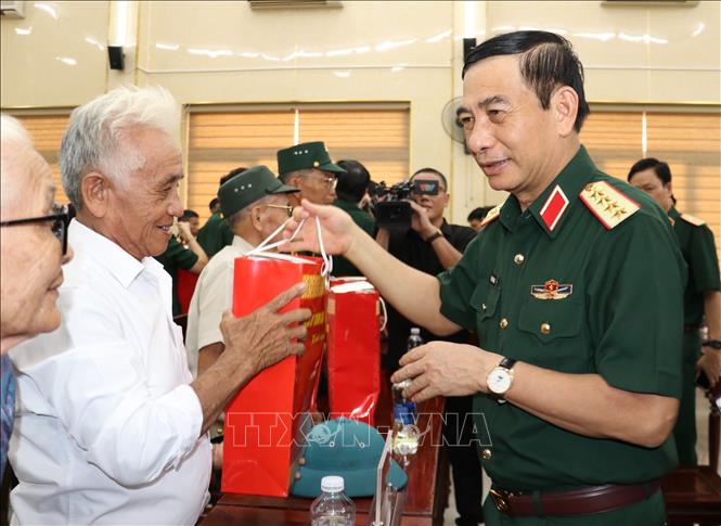 Đại tướng Phan Văn Giang trao tặng quà cho các gia đình chính sách. Ảnh: Thanh Thuỷ-TTXVN