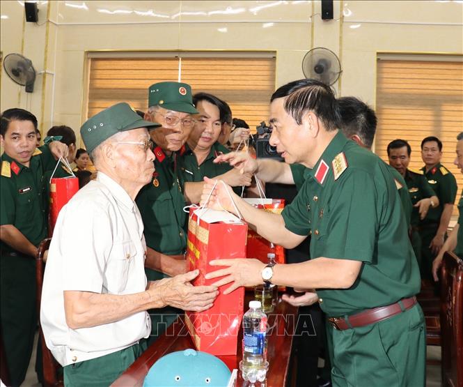 Đại tướng Phan Văn Giang trao tặng quà cho các gia đình chính sách. Ảnh: Thanh Thuỷ-TTXVN