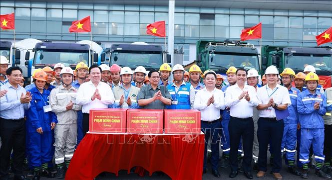 Thủ tướng Phạm Minh Chính tặng quà động viên kỹ sư, công nhân thi công dự án. Ảnh: Dương Giang-TTXVN
