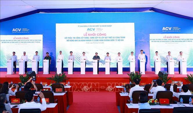Thủ tướng Phạm Minh Chính và các đại biểu thực hiện nghi thức khởi công Dự án mở rộng nhà ga hành khách T2, Cảng Hàng không quốc tế Nội Bài. Ảnh: Dương Giang-TTXVN
