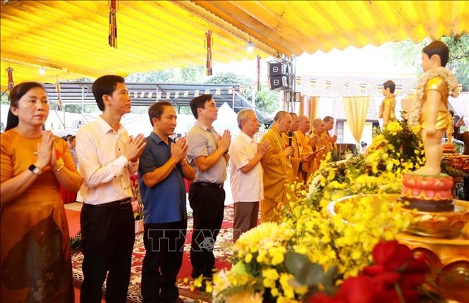 Đại diện lãnh đạo tỉnh, thành phố Hòa Bình thực hiện nghi lễ dâng hương, dâng hoa cúng dường đức Phật. Ảnh: Vũ Hà- TTXVN