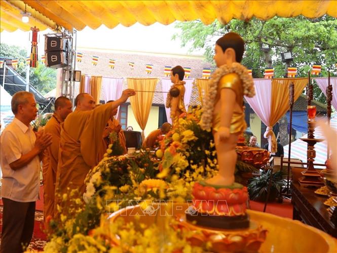  Nghi lễ tắm Phật cầu nguyện cho đất nước hòa bình và phồn thịnh. Ảnh: Vũ Hà- TTXVN