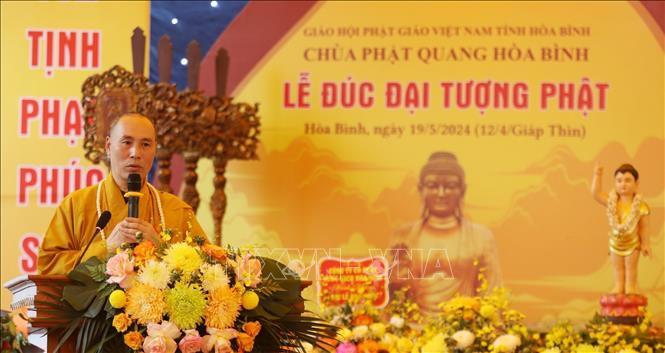 Thượng tọa Thích Đức Nguyên, Trưởng Ban trị sự Giáo hội phật giáo Việt Nam tỉnh Hòa Bình phát biểu tại Đại lễ. Ảnh: Vũ Hà- TTXVN
