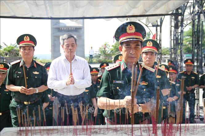 Đại tướng Phan Văn Giang cùng đoàn công tác dâng hương, tưởng niệm tại Nghĩa trang Liệt sĩ Quốc gia Đường 9. Ảnh: Thanh Thuỷ-TTXVN
