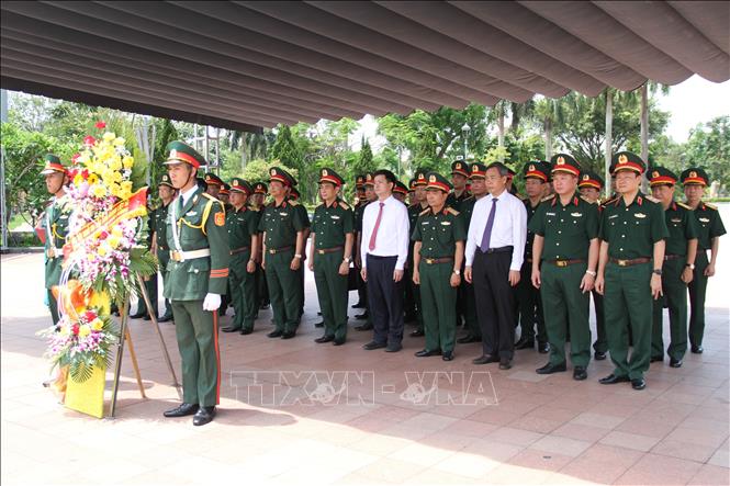 Đại tướng Phan Văn Giang và đoàn công tác dâng hương, tưởng niệm tại Thành cổ Quảng Trị. Ảnh: Thanh Thuỷ-TTXVN
