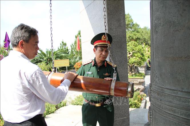 Đại tướng Phan Văn Giang và lãnh đạo tỉnh Quảng Trị thỉnh chuông tại Nghĩa trang Liệt sĩ Quốc gia Đường 9. Ảnh: Thanh Thuỷ-TTXVN