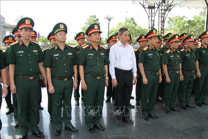 Đại tướng Phan Văn Giang cùng đoàn công tác thực hiện lễ viếng các anh hùng, liệt sĩ tại Nghĩa trang Liệt sĩ Quốc gia Đường 9. Ảnh: Thanh Thuỷ-TTXVN