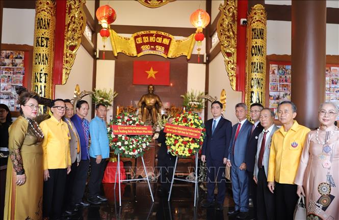 Đại sứ Phạm Việt Hùng, Tổng lãnh sự Chu Đức Dũng cùng đại diện các hội kiều bào chụp ảnh lưu niệm trước ban thờ Bác Hồ. Ảnh: Đỗ Sinh - P/v TTXVN tại Thái Lan