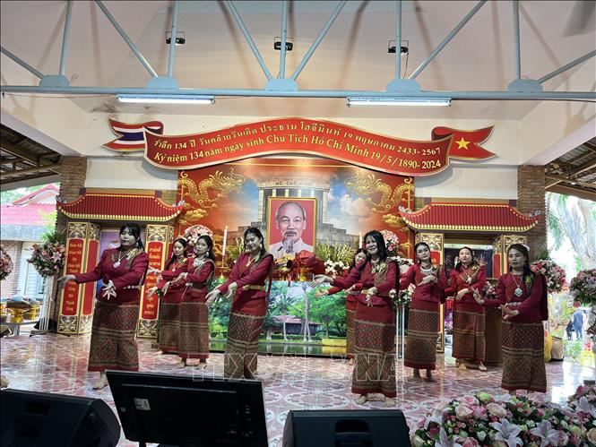 Tiết mục văn nghệ của người dân Nakhon Phanom mừng sinh nhật Bác Hồ, ca ngợi tình hữu nghị Việt Nam - Thái Lan. Ảnh: Đỗ Sinh - P/v TTXVN tại Thái Lan
