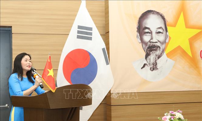 Đồng chí Nguyễn Thị Trúc Ly - Phó Bí thư Chi bộ Nam Seoul kể chuyện Bác Hồ. Ảnh: Đức Tháng - P/v TTXVN tại Seoul
