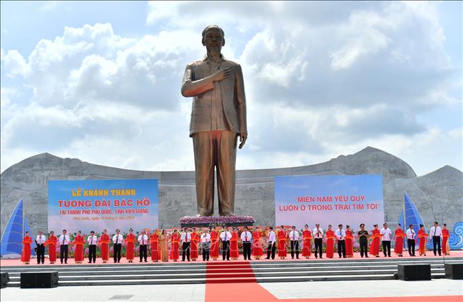 Delegates cut the red ribbon to inaugurate the President Ho Chi Minh Monument in Phu Quoc city. VNA Photo: Văn Sĩ