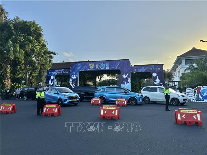 Cảnh sát luôn bảo đảm trật tự tại khu vực cổng Trung tâm Hội nghị Quốc tế Nusa Dua, Bali. Ảnh: Đỗ Quyên-Pv TTXVN tại Indonesia