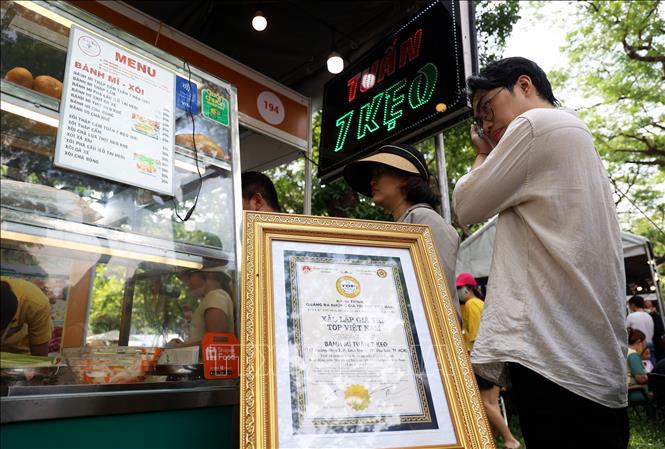 Xếp hàng chờ mua bánh mì trong Lễ hội bánh mì Việt Nam lần thứ 2 năm 2024. Ảnh: Hồng Đạt - TTXVN

