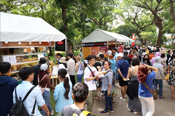 Rất đông người dân và khách du lịch đã đến với Lễ hội bánh mì Việt Nam lần thứ 2 năm 2024. Ảnh: Hồng Đạt - TTXVN

