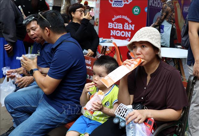  Người dân thưởng thức bánh mì trong Lễ hội bánh mì Việt Nam lần thứ 2 năm 2024. Ảnh: Hồng Đạt - TTXVN
