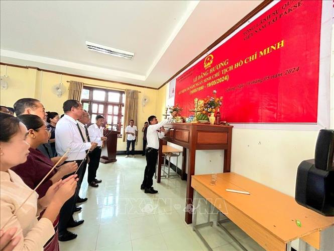Các đại biểu thắp hương tri ân Chủ tịch Hồ Chí Minh. Ảnh: TTXVN phát