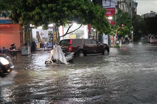 Tuyến đường Chiến Thắng (quận Hà Đông) bị ngập sau cơn mưa lớn. Ảnh: TTXVN phát