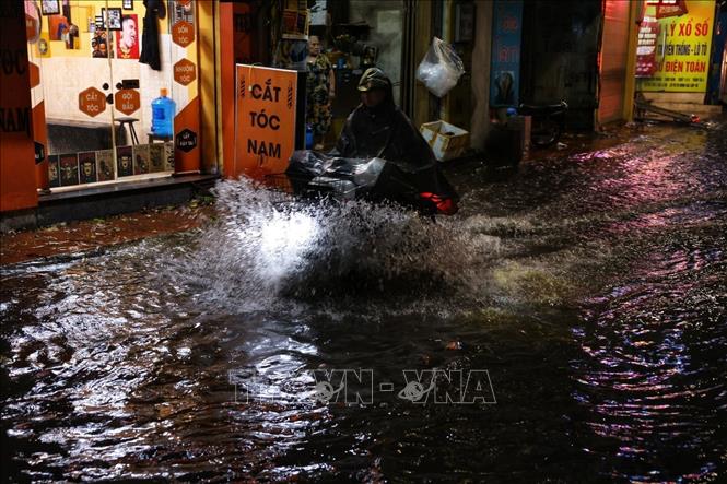 Mưa lớn gây ngập trên phố Khương Hạ, quận Thanh Xuân. Ảnh: Tuấn Anh - TTXVN