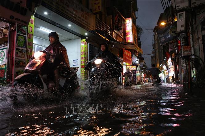 Mưa lớn gây ngập trên phố Bùi Xương Trạch, quận Thanh Xuân. Ảnh: Tuấn Anh - TTXVN