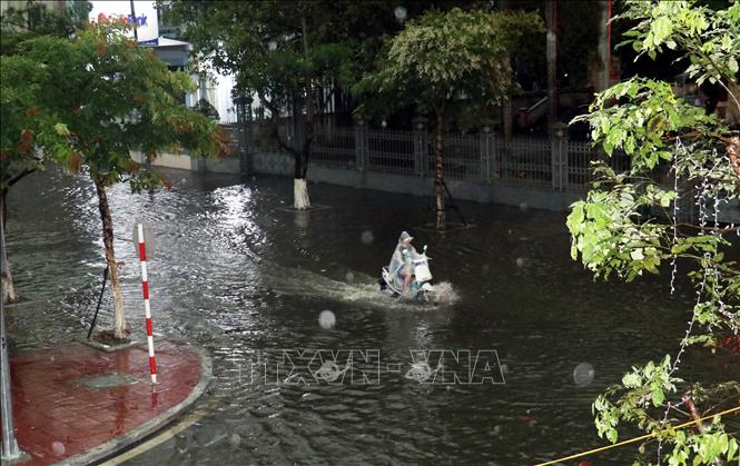 Một góc đường Trần Phú, thành phố Thái Bình bị “biến thành sông.