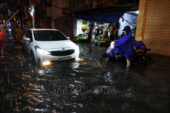 Mưa lớn gây ngập trên phố Bùi Xương Trạch, quận Thanh Xuân. Ảnh: Tuấn Anh - TTXVN