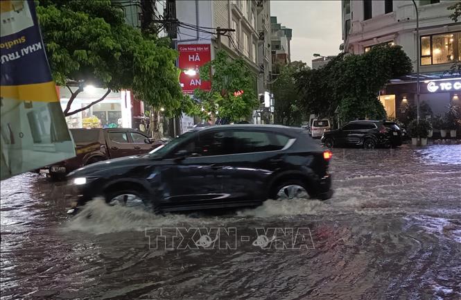Tuyến đường Chiến Thắng (quận Hà Đông) bị ngập sau cơn mưa lớn. Ảnh: TTXVN phát