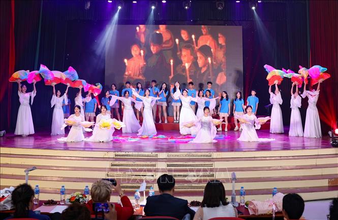 Các đội thể hiện phần thi tài năng. Ảnh: Thanh Tùng - TTXVN 