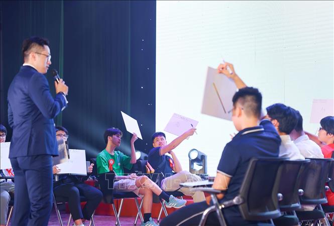 Các đội tham gia phần thi kiến thức chung. Ảnh: Thanh Tùng - TTXVN