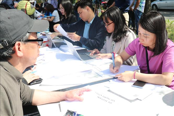 The Embassy of Vietnam in Poland holds a mobile consular reception to enable people to redo their documents. VNA Photo: Ngọc Biên